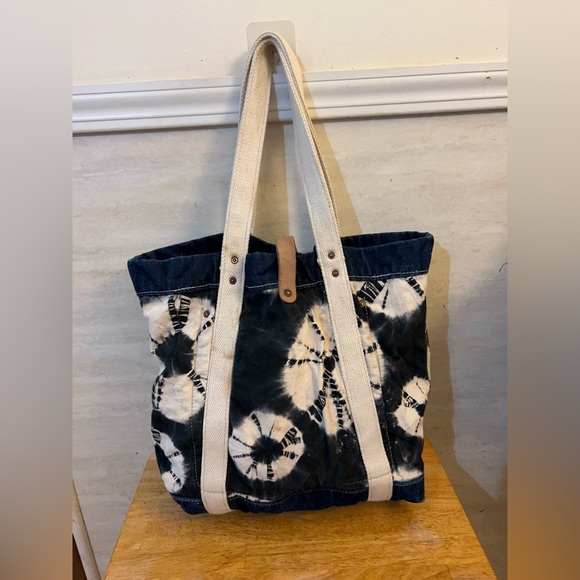 Hyena indigo tie-dye (shibori) pattern on canvas leather strap closure - Picture 3 of 16